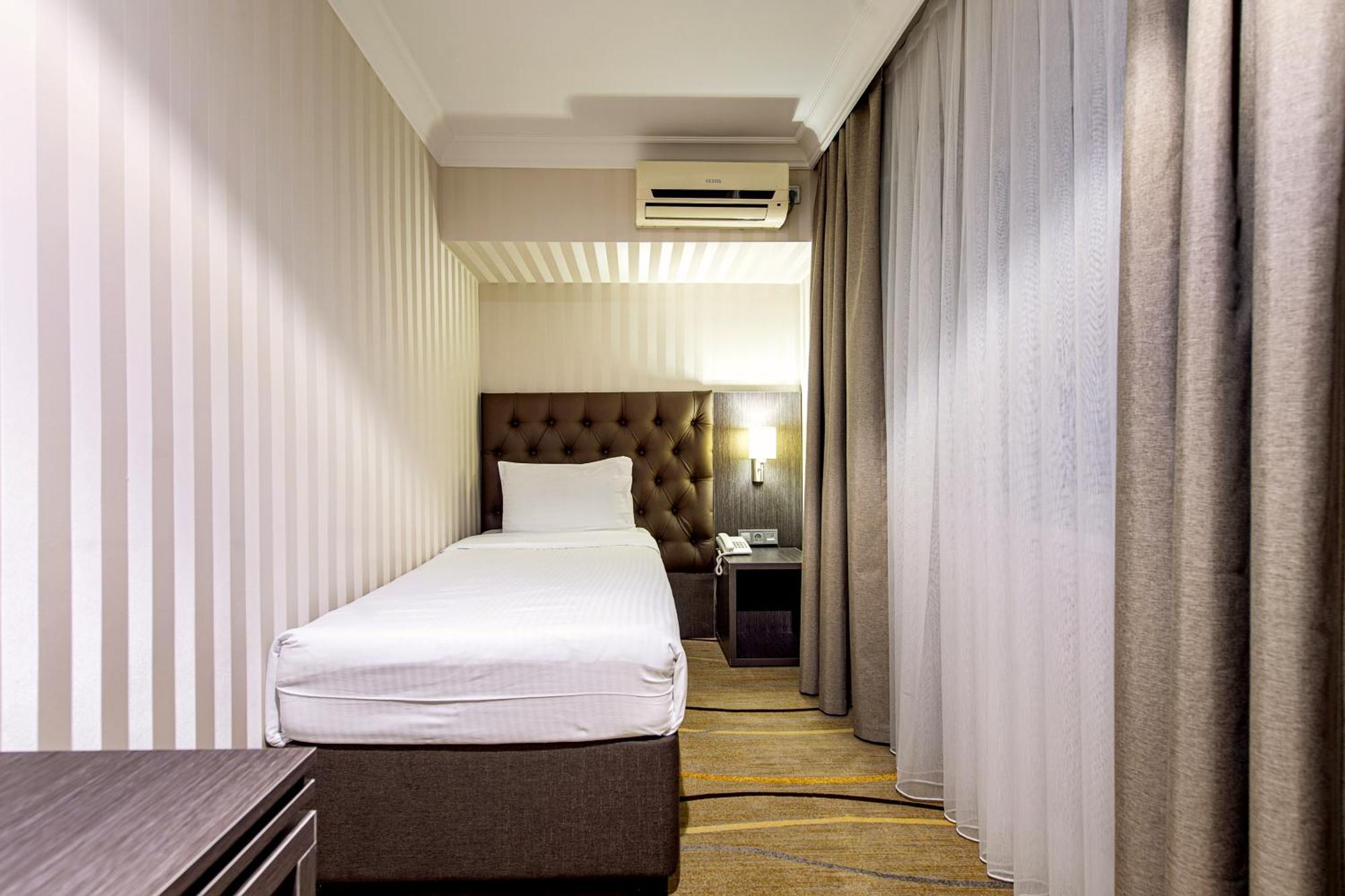 Shymkent Grand Hotel Exteriör bild