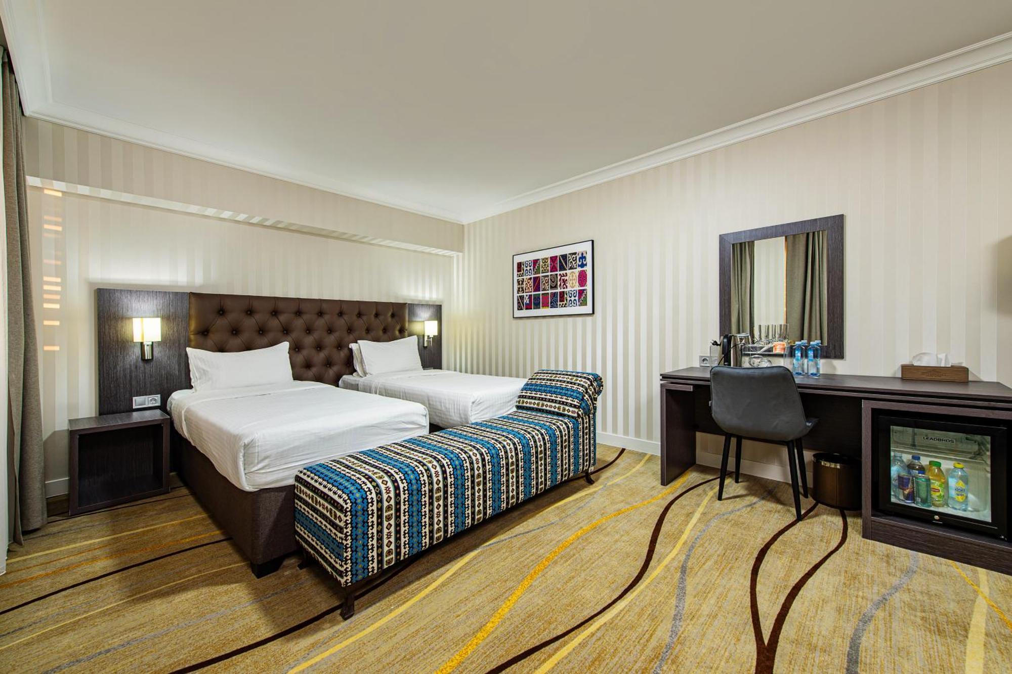 Shymkent Grand Hotel Exteriör bild