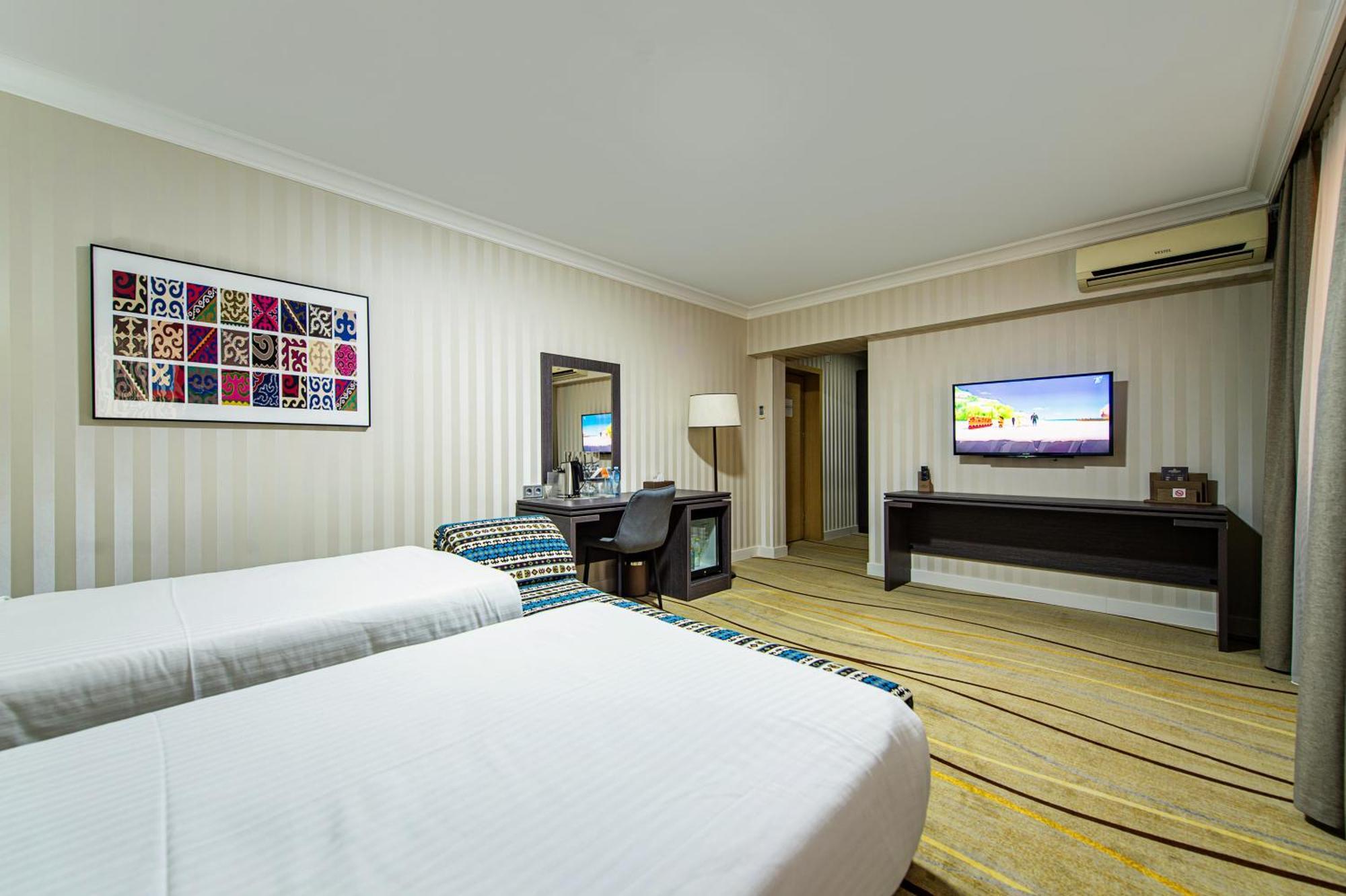 Shymkent Grand Hotel Exteriör bild